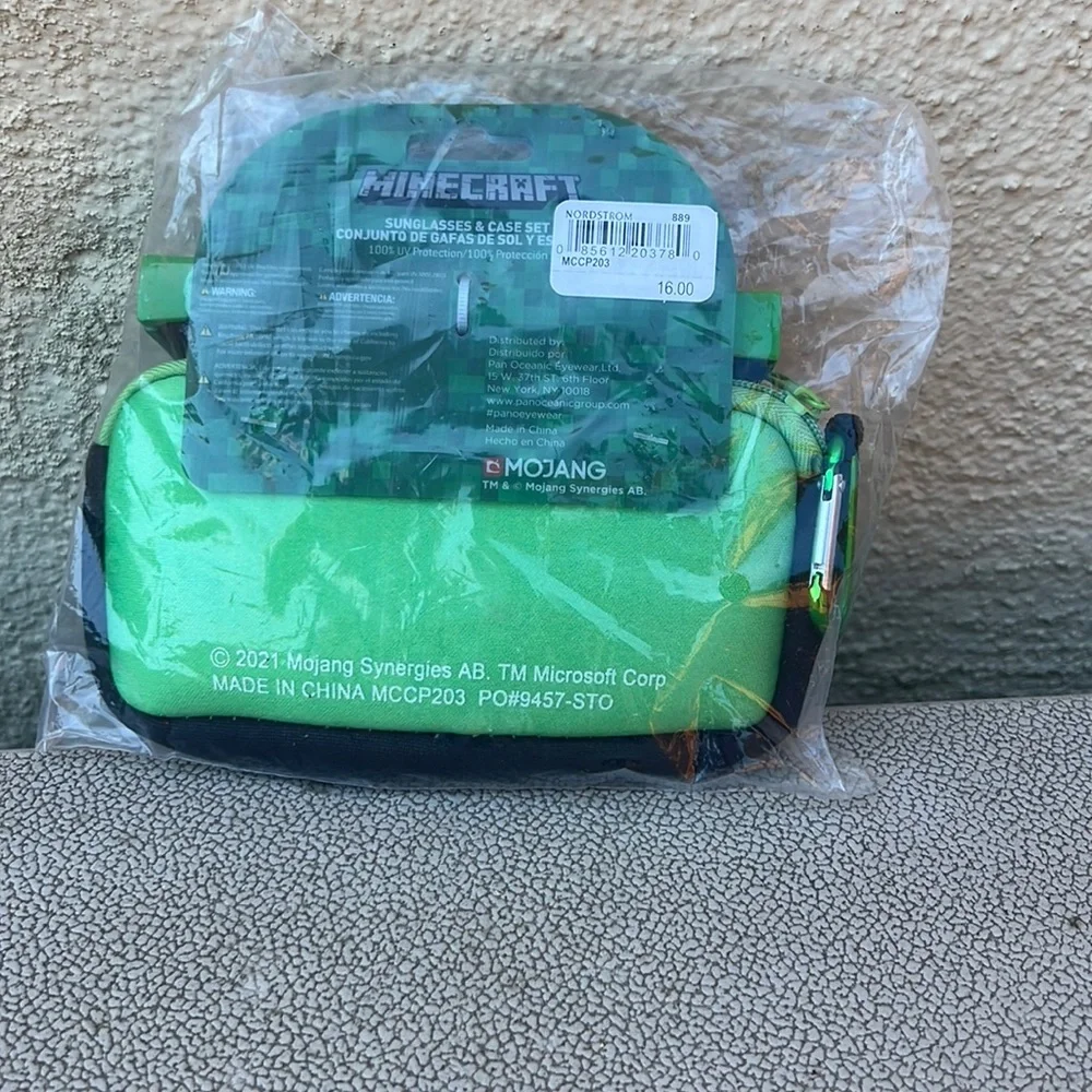 Minecraft sunglasses and carabiner pouch set